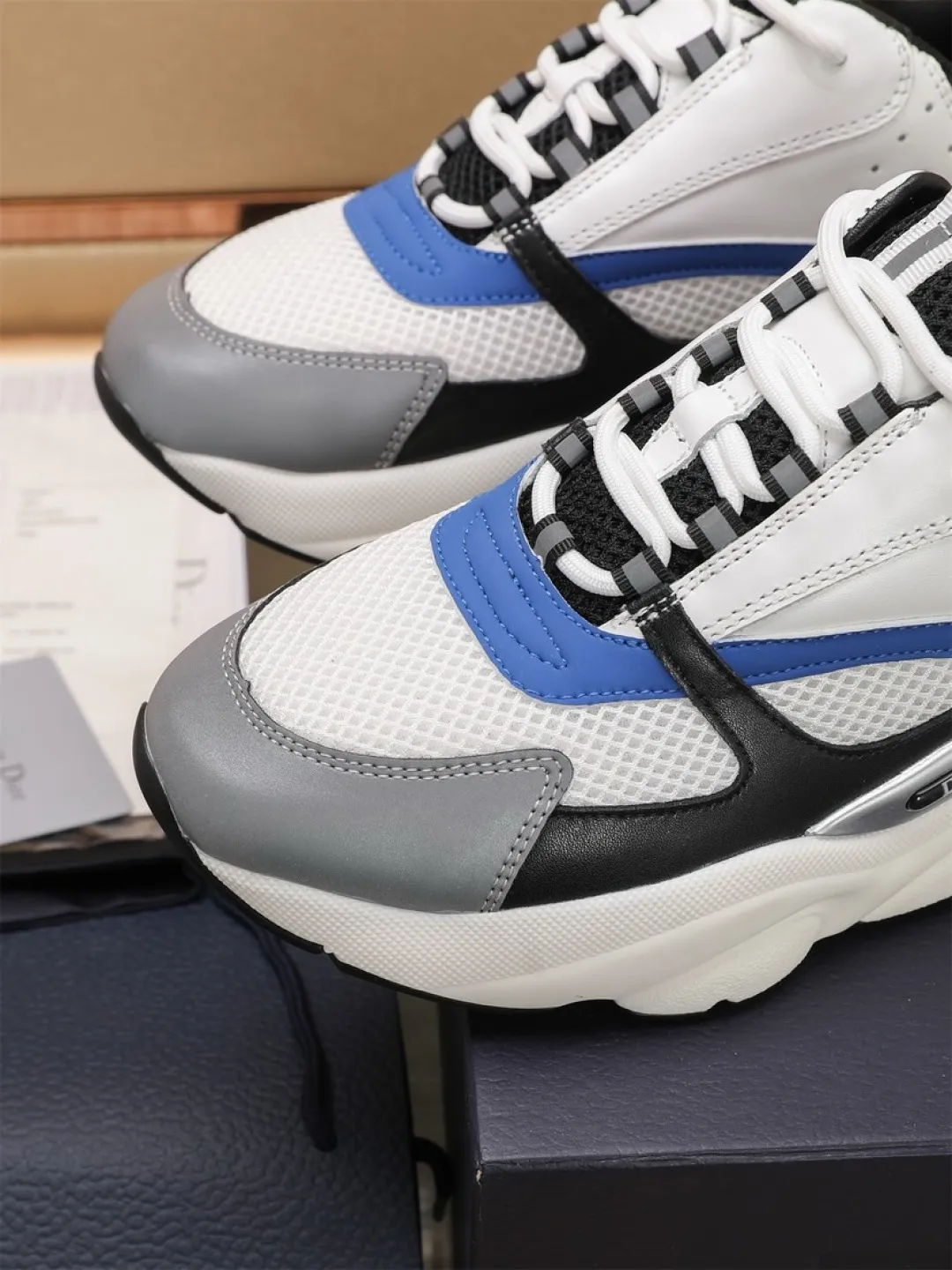 Men's shoes 💰P460💰【Dior】Dior✨ is online at the same time👏 This casual sneaker is a new product in the series and continues Di*r's classic style. The upper is made of original mesh and cow leather, with a two-color textured outsole, and the brand's iconic details on the rear collar and heel to enhance the style. Fashionable and versatile. Wear it with jeans or slacks for a casual look. Size: 38-44 (45 customized)